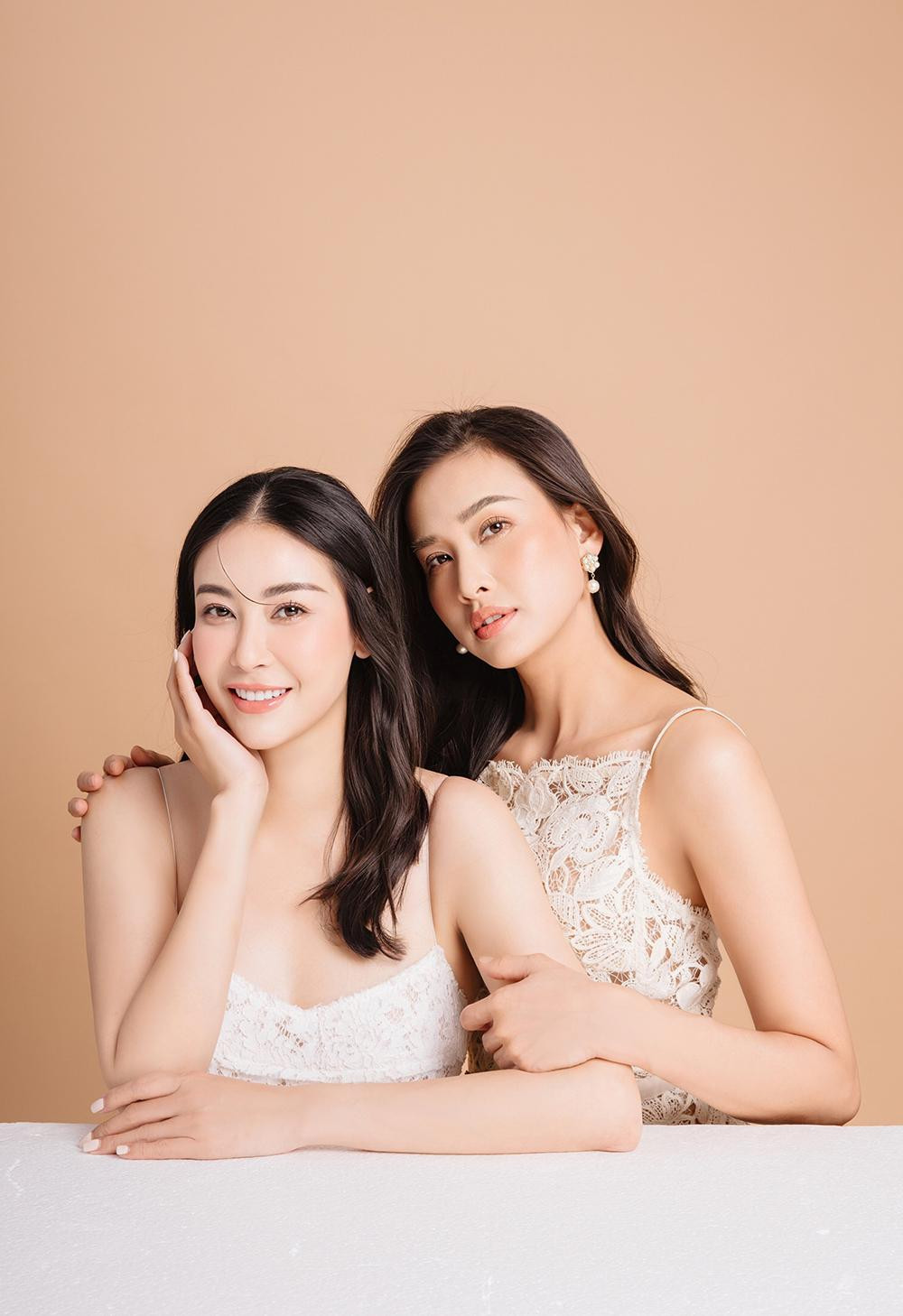 Xuất hiện trong bộ ảnh lần này cùng Hà Kiều Anh là người em thân thiết bao năm qua của cô - Hoa hậu Dương Mỹ Linh. Cả hai cùng diện những trang phục nhẹ nhàng, tinh khiết khiến fans trầm trồ vì nhan sắc trẻ trung xinh đẹp.