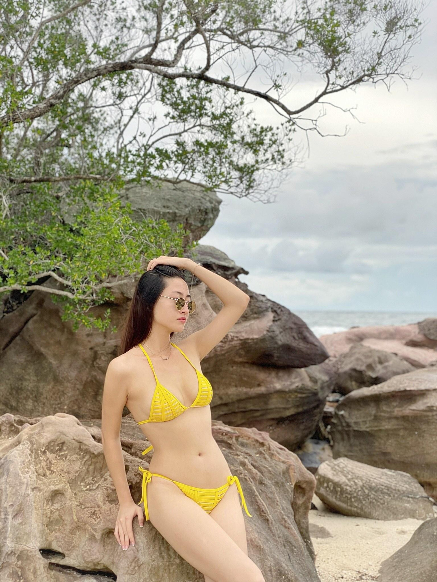 Lương Thuỳ Linh rất ưa chuộng các trang phục áo tắm và bikini đơn sắc có kiểu dáng đơn giản, màu sắc thanh nhã, tinh tế.