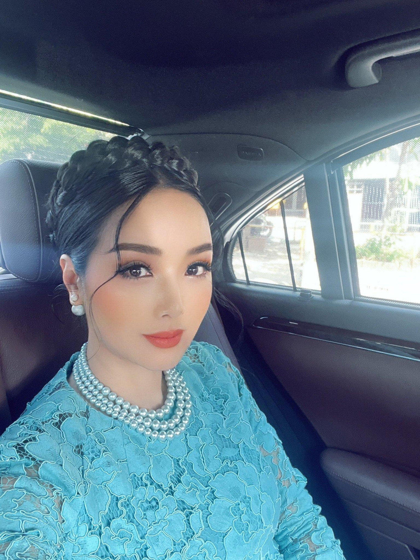 Hoa hậu Đền Hùng Giáng My trẻ trung, xinh đẹp với áo dài ren tông màu xanh.