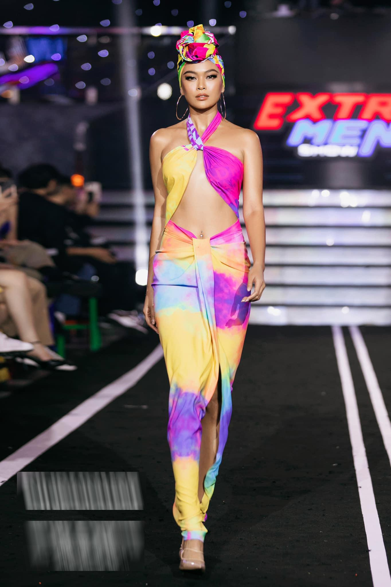 Á hậu hoàn vũ Việt Nam 2017 khiến fans trầm trồ với đường cong thon thả, quyến rũ.