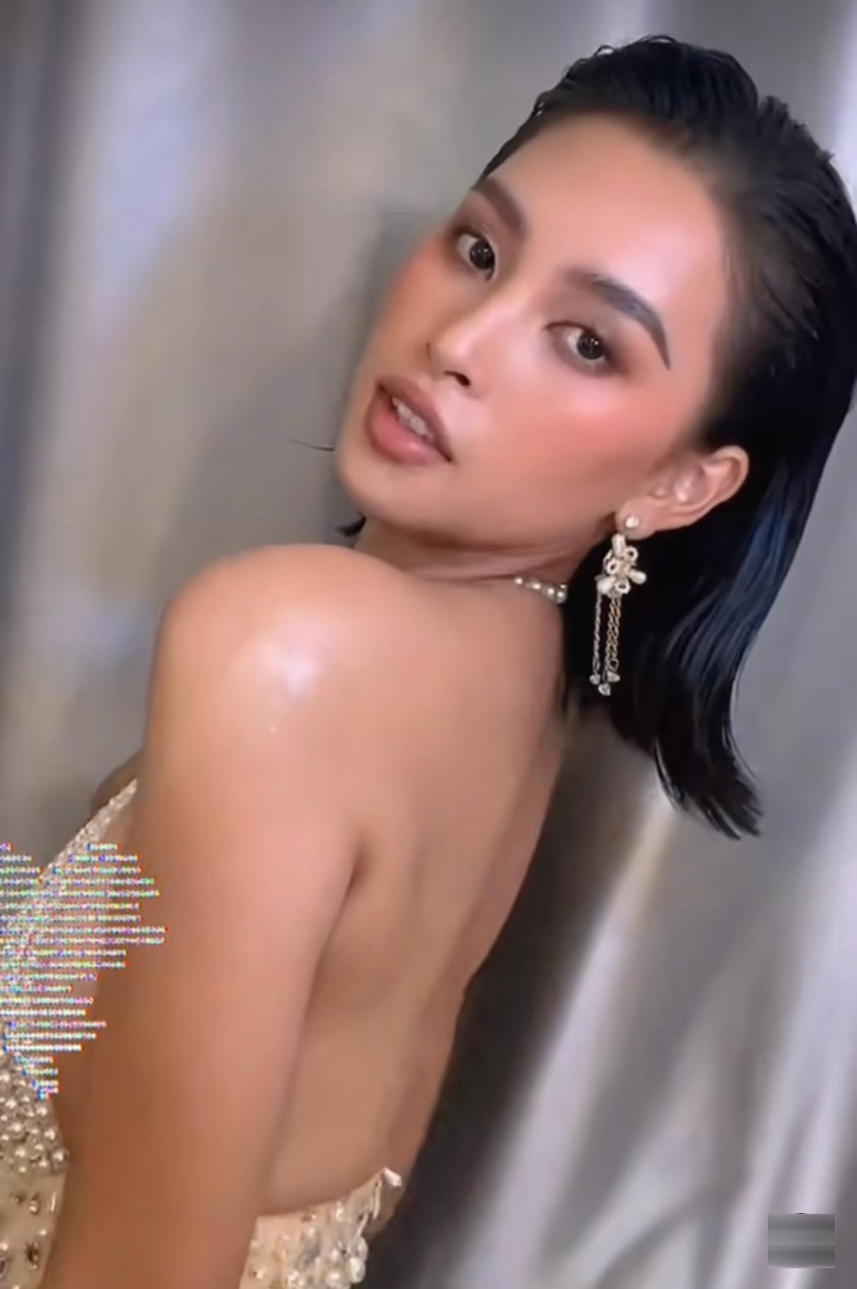 Kiểu chải tóc ngược ra sau cùng cách make-up tây mang lại vẻ ngoài đầy thần thái và kiêu kỳ cho người đẹp gốc Quảng Nam. Kiểu chải tóc ngược ra sau cùng cách make-up tây mang lại vẻ ngoài đầy thần thái và kiêu kỳ cho người đẹp gốc Quảng Nam.