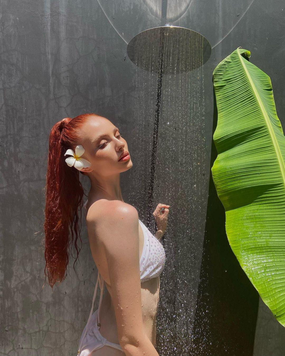 Adela Maderycova sở hữu mái tóc đỏ rực vô cùng nổi bật và body quyến rũ. Adela Maderycova sở hữu mái tóc đỏ rực vô cùng nổi bật và body quyến rũ.