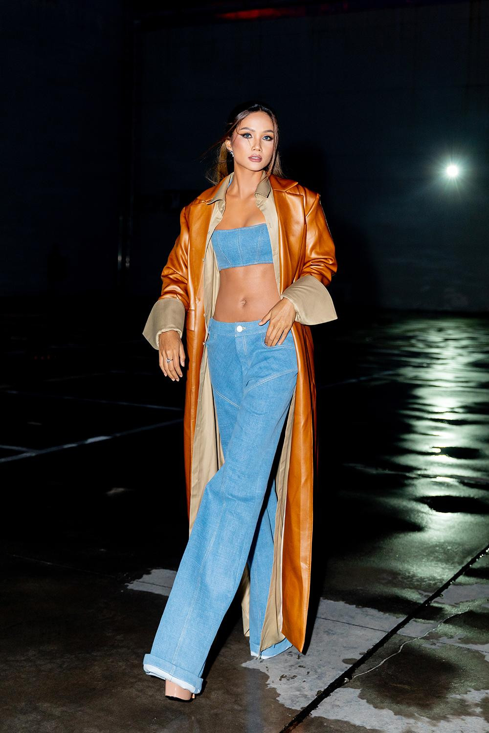 Vừa rời sự kiện, H'Hen Niê lập tức thay đổi trang phục cũng như lay-out trang điểm, kiểu tóc để tham dự một event tiếp theo.