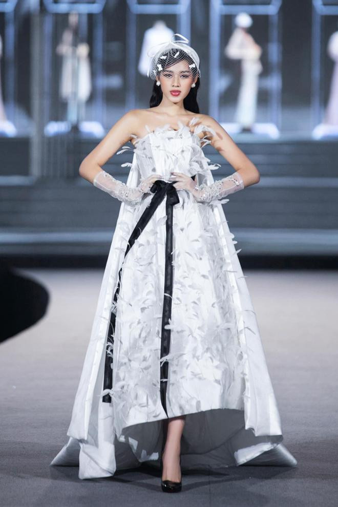 Đỗ Thị Hà sải bước chuyên nghiệp và đầy thần thái trên sàn catwalk. Đỗ Thị Hà sải bước chuyên nghiệp và đầy thần thái trên sàn catwalk.