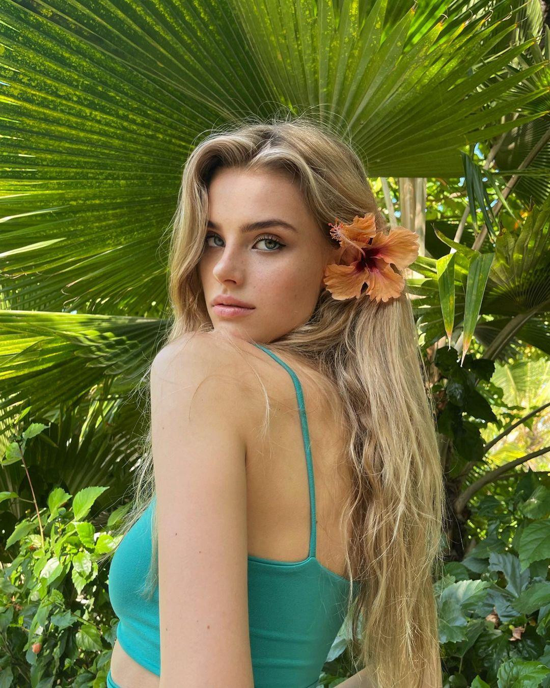 Tân Hoa hậu sinh năm 1999 tại Cộng hòa Czech. Cô tốt nghiệp chuyên ngành Luật tại Đại học Karl ở Praha, hiện theo học thạc sĩ Quản trị kinh doanh tại MCI Innsbruck, Áo.