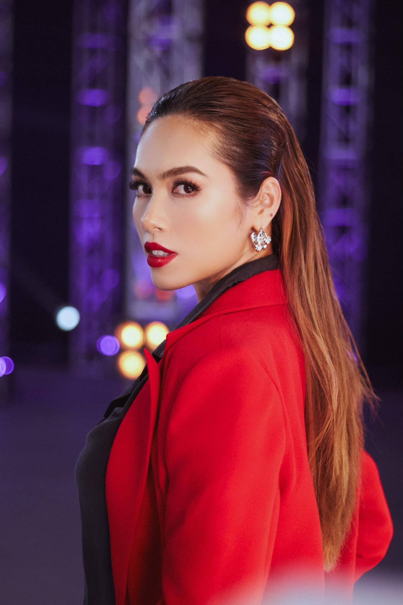 Á hậu Hoàng My sắc sảo, quyến rũ với tông màu đỏ nổi bật.