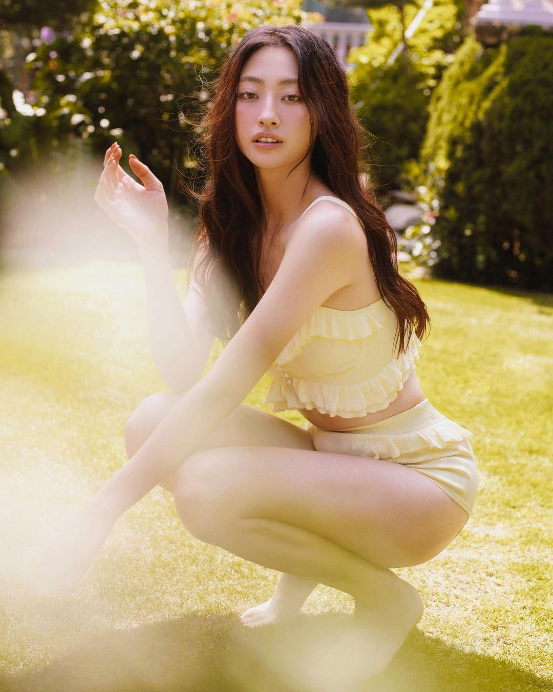 Mặc dù vậy cô vẫn duy trì được sắc vóc và sức hút của mình như một trong những nàng hậu xinh đẹp, nóng bỏng nhất showbiz.