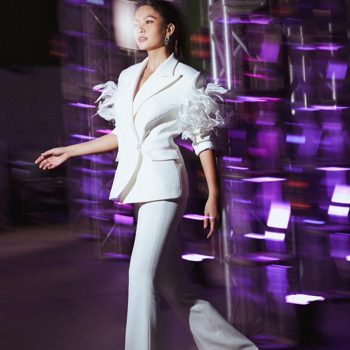 Thiết kế mang đến cho Á hậu Hoàn vũ 2017 vẻ kiêu sa, xinh đẹp.