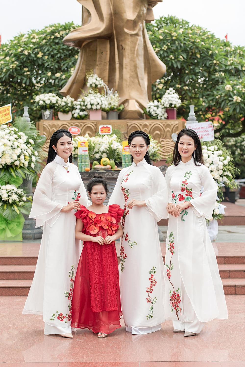 Hoa hậu Việt Nam 2002 Mai Phương cùng Hoa hậu Thể thao 2007 Trần Thị Quỳnh và Hoa hậu Việt Nam 2010 Ngọc Hân vui mừng hội ngộ tại vùng đất mà họ đã sinh ra.