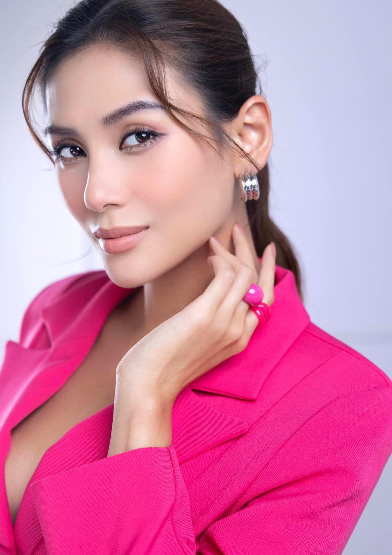 Á hậu Võ Hoàng Yến nổi bật với vest hồng xẻ vòng 1 sexy. Á hậu Võ Hoàng Yến nổi bật với vest hồng xẻ vòng 1 sexy.