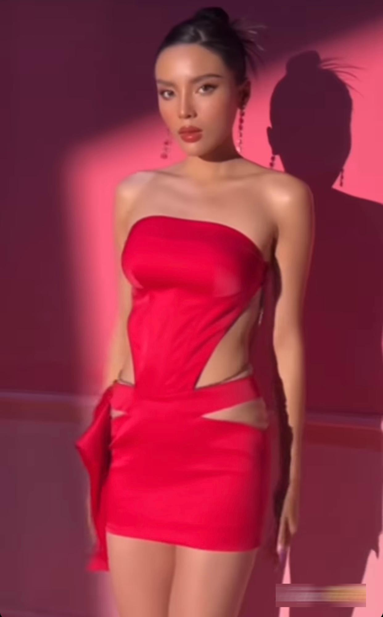 Hoa hậu Kỳ Duyên diện váy đỏ rực với chi tiết cut-out táo bạo khoe vòng eo 'con kiến' quyến rũ.
