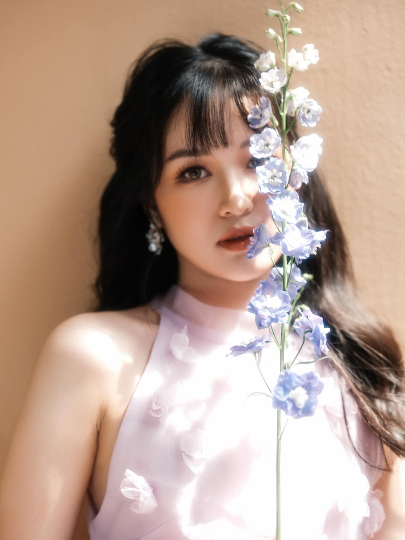 Cô cũng cho biết rất tự hào với ngôi trường mà mình đang theo học, đồng thời bày tỏ sự ngưỡng mộ với Hoa hậu Lương Thùy Linh.