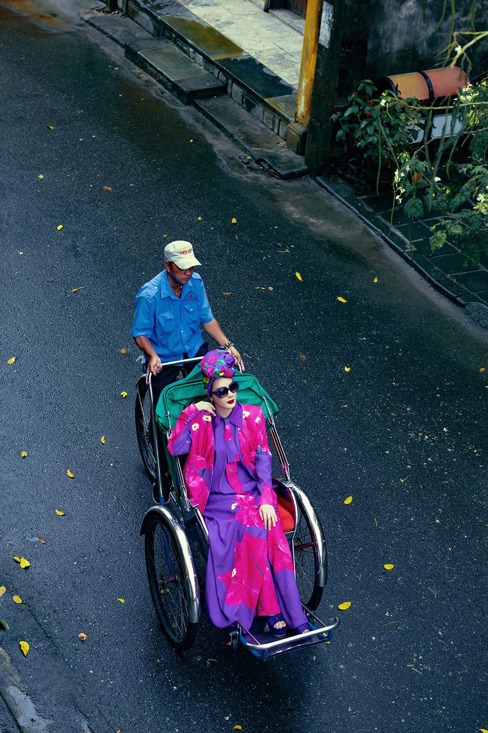 Thực hiện bộ ảnh trong những ngày Hội An trời mưa tầm tã nhưng những trang phục đầy màu sắc của Giáng My vẫn là điểm nhất tuyệt đẹp.