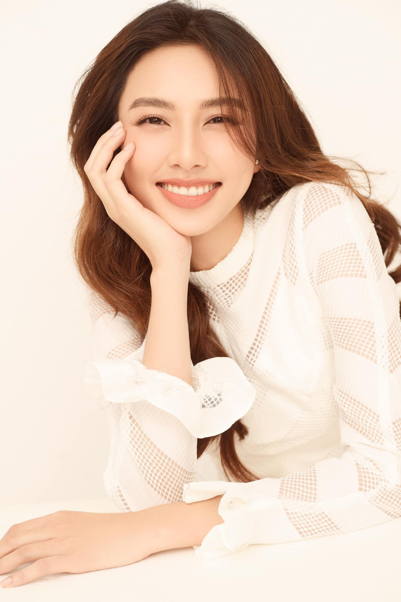 Có thể thấy nhan sắc của Thùy Tiên khi chụp ảnh thẻ với lúc trang điểm cũng không có sự chênh lệch quá nhiều.