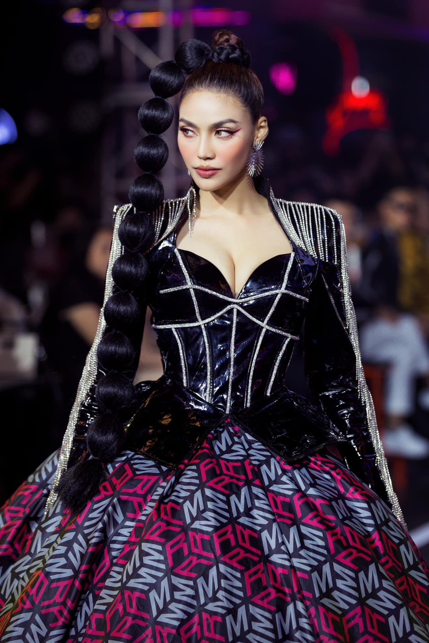 Hoa khôi Lan Khuê khoe vẻ cá tính và nóng bỏng trên sàn diễn thời trang với bộ trang phục độc đáo. Kiểu dáng áo corset giúp người đẹp tôn vòng 1 nóng bỏng.