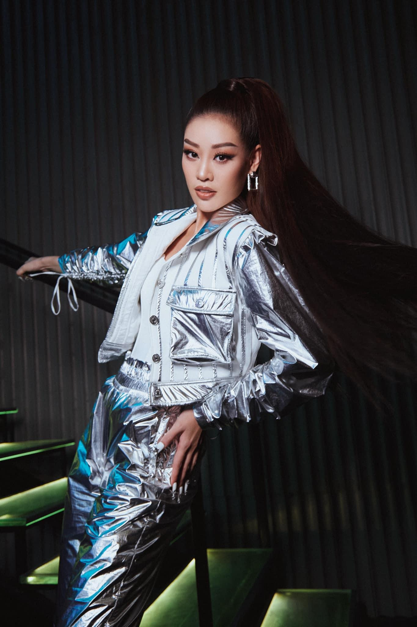 Hoa hậu Khánh Vân cá tính với trang phục ánh bạc. Hoa hậu Khánh Vân cá tính với trang phục ánh bạc.