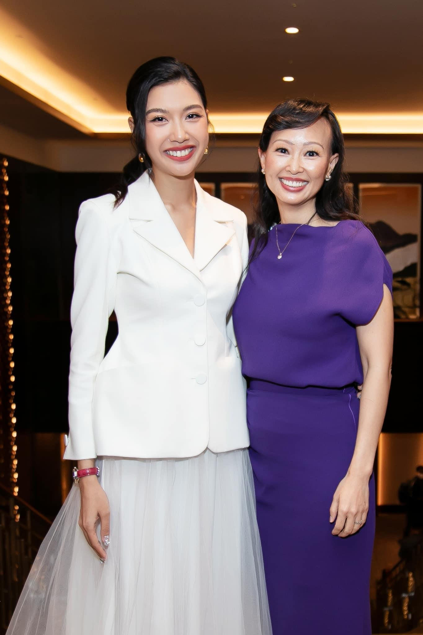 Á hậu Thuý Vân khoe dáng xinh đẹp bên Shark Linh.