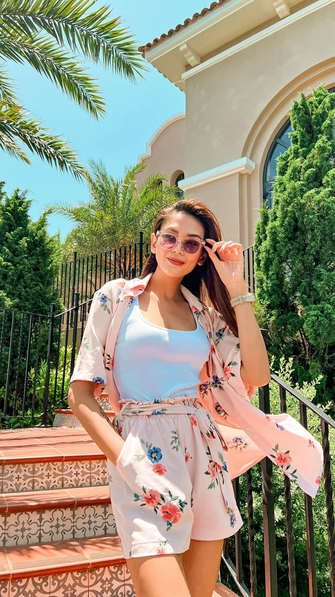 Á hậu Võ Hoàng Yến trẻ trung, năng động với set đồ hoạ tiết hoa rực rỡ. Á hậu Võ Hoàng Yến trẻ trung, năng động với set đồ hoạ tiết hoa rực rỡ.