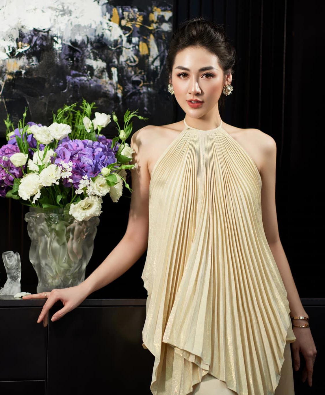 Á hậu Tú Anh diện váy kiểu cổ yếm khoe vai trần nuột nà. Á hậu Tú Anh diện váy kiểu cổ yếm khoe vai trần nuột nà.