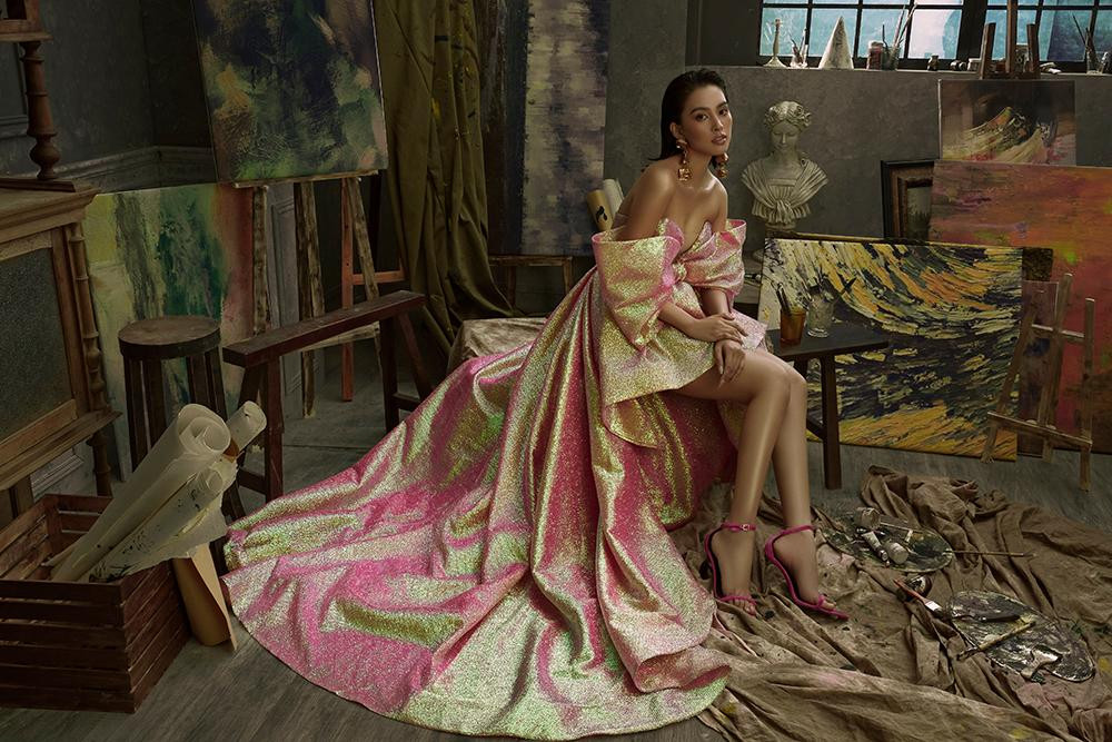 Tiểu Vy với vẻ ngoài hiện đại và cá tính luôn cuốn hút bằng nhan sắc quyến rũ của mình.