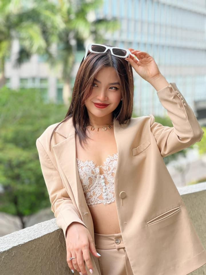 Á hậu Diễm Trang kết hợp nội y ren với áo blazer. Á hậu Diễm Trang kết hợp nội y ren với áo blazer.