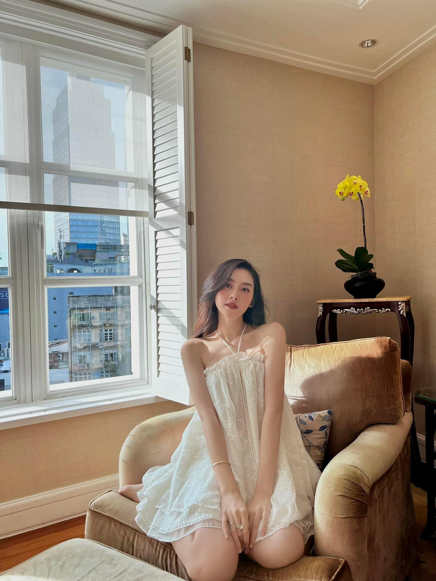 Á hậu Tường San diện váy trắng khoe vai trần đẹp mong manh tựa 'nàng thơ'. Á hậu Tường San diện váy trắng khoe vai trần đẹp mong manh tựa 'nàng thơ'.