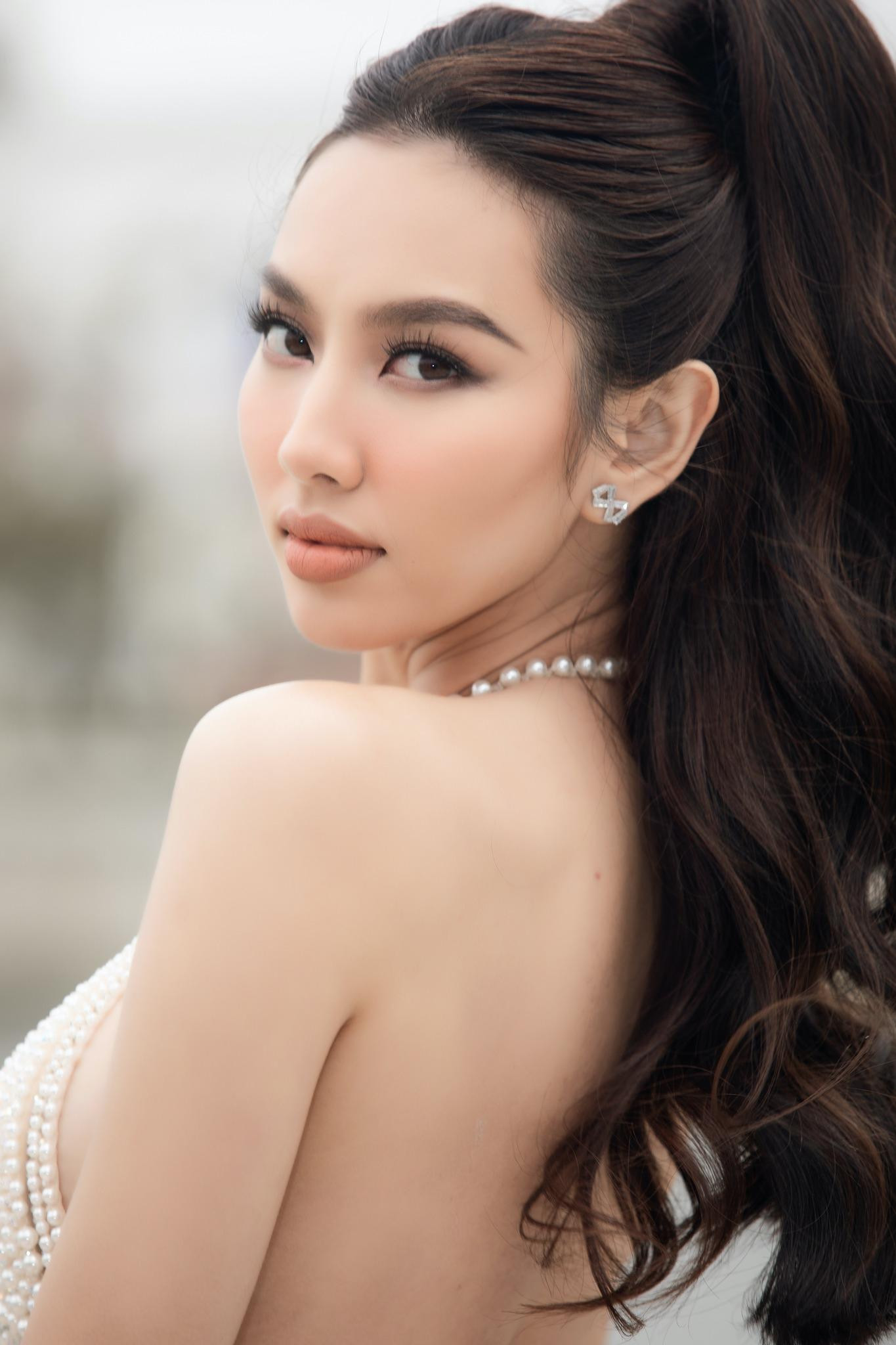 Những thiết kế khoe lưng trần tôn lên vẻ đẹp kiêu kỳ mà vẫn vô cùng quyến rũ của Thùy Tiên. Những thiết kế khoe lưng trần tôn lên vẻ đẹp kiêu kỳ mà vẫn vô cùng quyến rũ của Thùy Tiên.