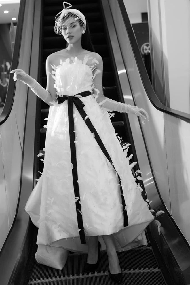 Thiết kế cầu kỳ này trước đó đã được mặc bởi Hoa hậu Đỗ Thị Hà khi cô trình diễn trong đêm thời trang của cuộc thi Miss World Vietnam 2022 ở Thái Nguyên. Thiết kế cầu kỳ này trước đó đã được mặc bởi Hoa hậu Đỗ Thị Hà khi cô trình diễn trong đêm thời trang của cuộc thi Miss World Vietnam 2022 ở Thái Nguyên.