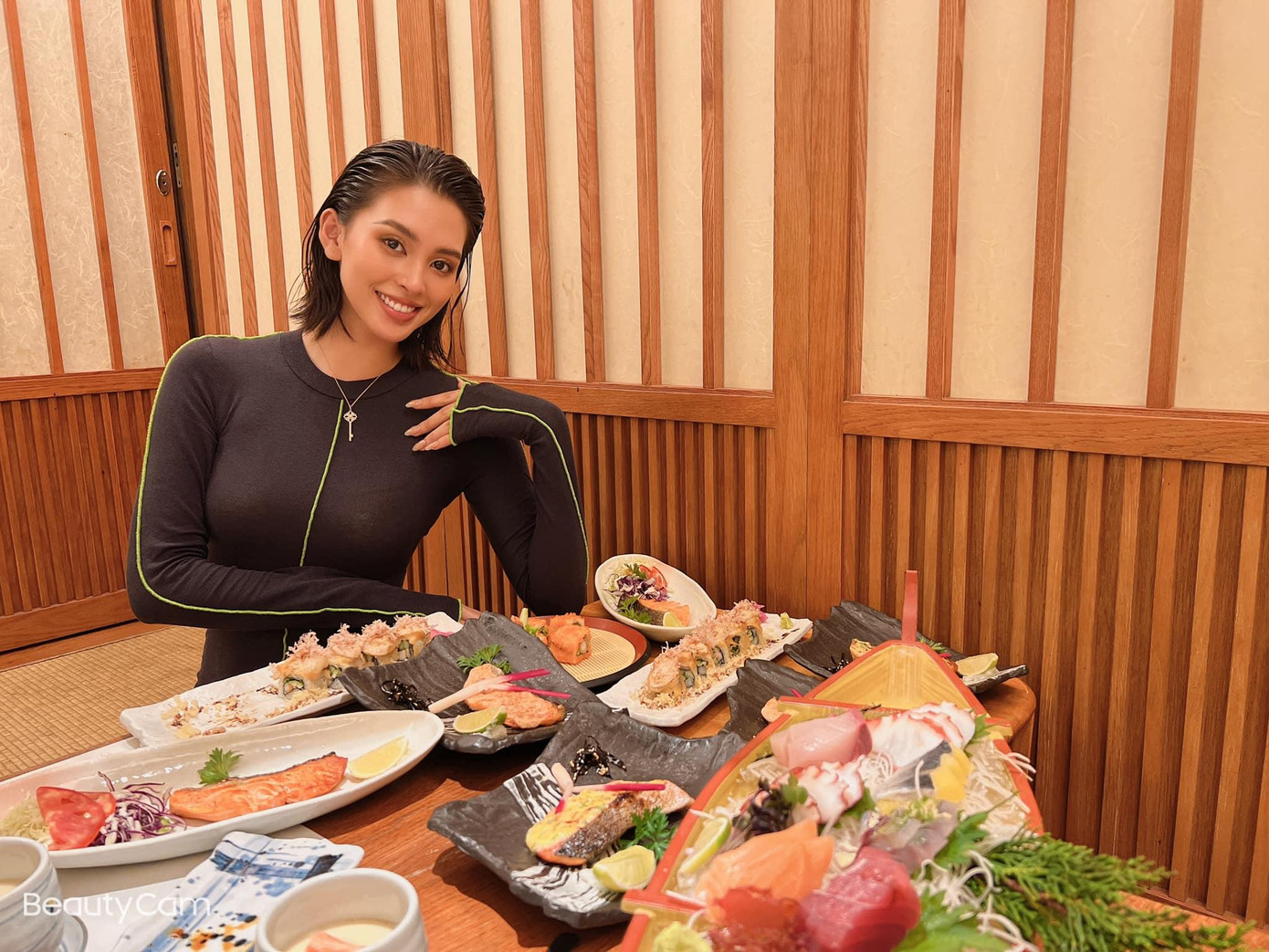 Hoa hậu Tiểu Vy diện trang phục kín đáo nhưng vẫn quyến rũ. Hoa hậu Tiểu Vy diện trang phục kín đáo nhưng vẫn quyến rũ.