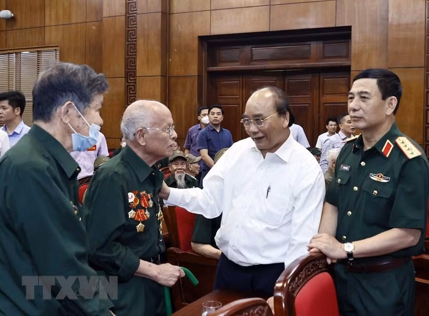 Chủ tịch nước Nguyễn Xuân Phúc thăm hỏi cựu chiến sỹ Điện Biên. (Ảnh: Thống Nhất/TTXVN) Chủ tịch nước Nguyễn Xuân Phúc thăm hỏi cựu chiến sỹ Điện Biên. (Ảnh: Thống Nhất/TTXVN)