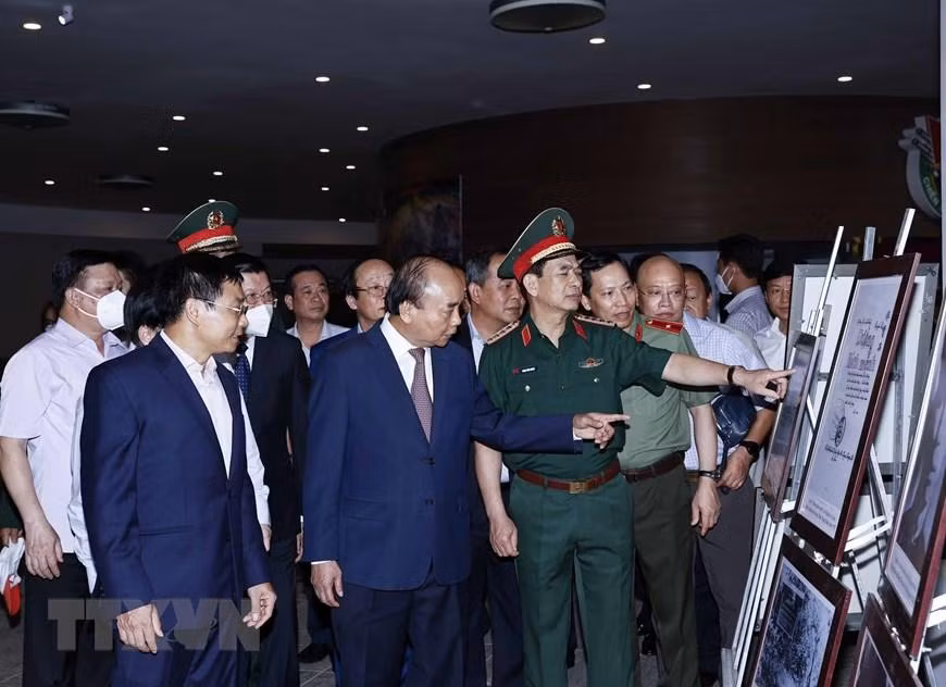 Chủ tịch nước Nguyễn Xuân Phúc thăm Bảo tàng Chiến thắng lịch sử Điện Biên Phủ. (Ảnh: Thống Nhất/TTXVN) Chủ tịch nước Nguyễn Xuân Phúc thăm Bảo tàng Chiến thắng lịch sử Điện Biên Phủ. (Ảnh: Thống Nhất/TTXVN)