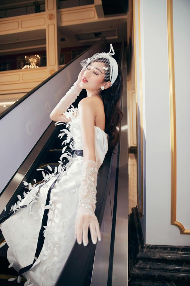 Bộ váy cầu kỳ tôn lên nét đẹp kiêu sa của người đẹp xứ Thanh. Bộ váy cầu kỳ tôn lên nét đẹp kiêu sa của người đẹp xứ Thanh.