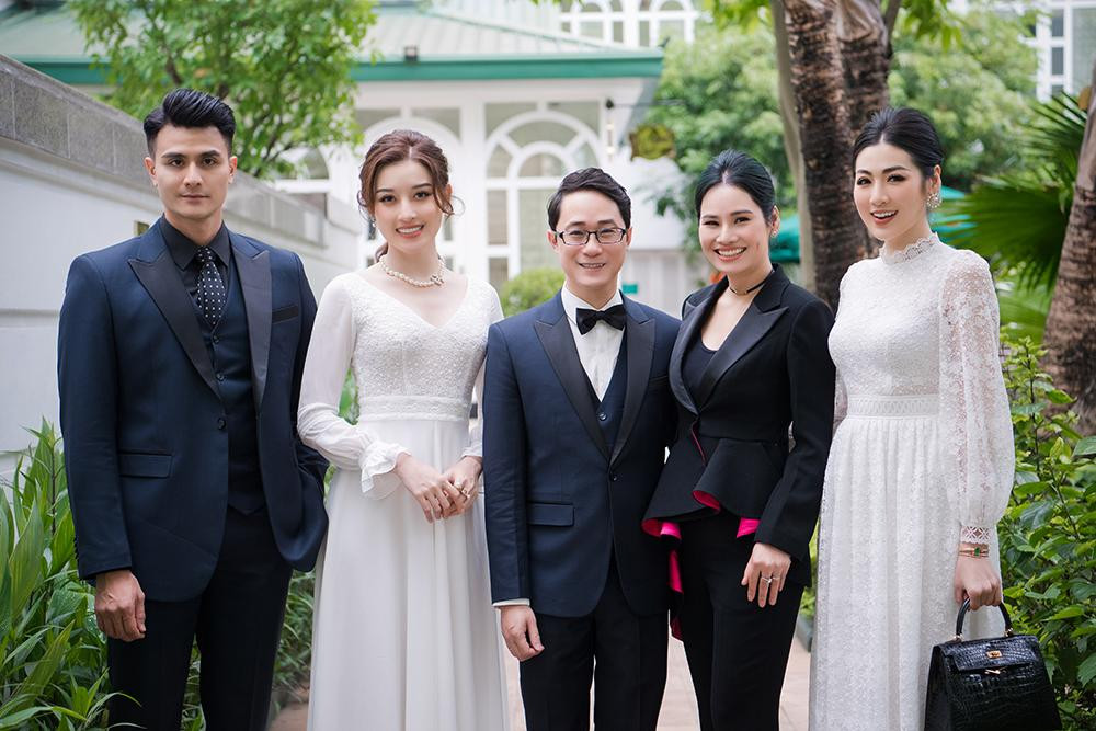 Không hẹn mà gặp, hai nàng Á hậu xinh đẹp cùng diện trang phục màu trắng tinh khôi.