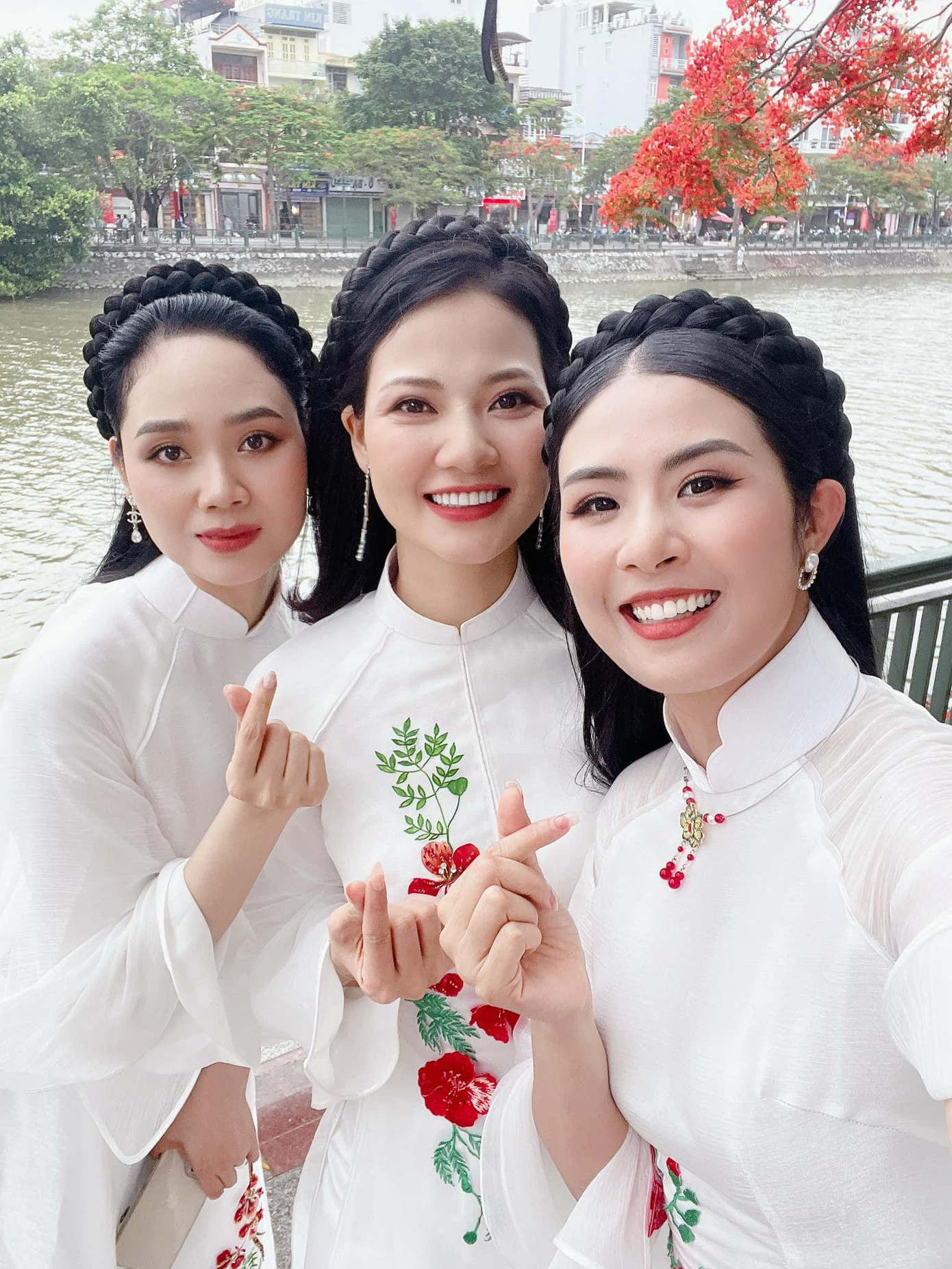 Hoa hậu Ngọc Hân hội ngộ Hoa hậu Mai Phương và Hoa hậu Thể thao Trần Thị Quỳnh tại Hải Phòng giữa mùa hoa phượng đỏ. Hoa hậu Ngọc Hân hội ngộ Hoa hậu Mai Phương và Hoa hậu Thể thao Trần Thị Quỳnh tại Hải Phòng giữa mùa hoa phượng đỏ.