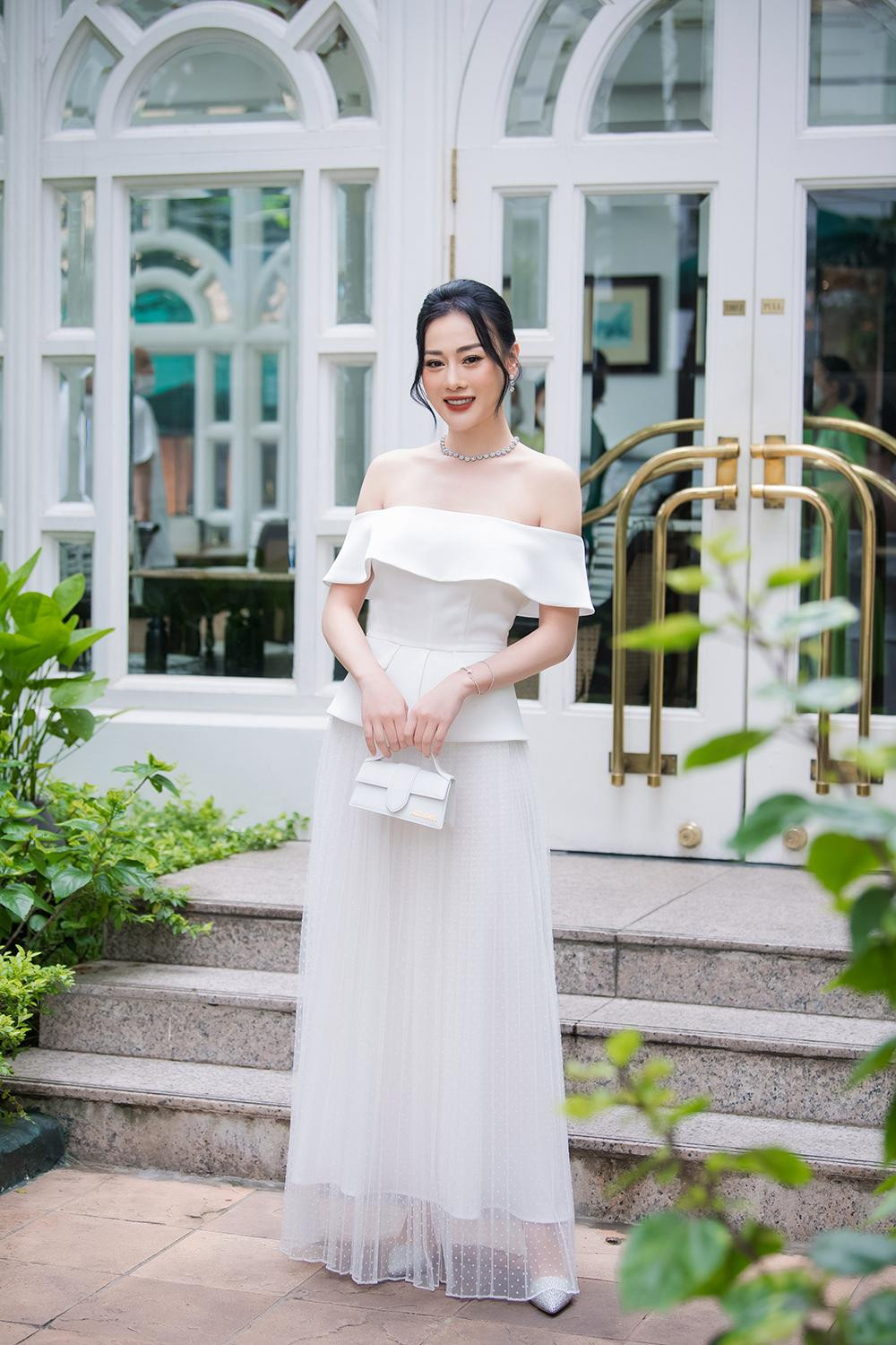 Diễn viên Phương Oanh cũng làm khách mời tại sự kiện. Cô cũng mặc trang phục màu trắng.