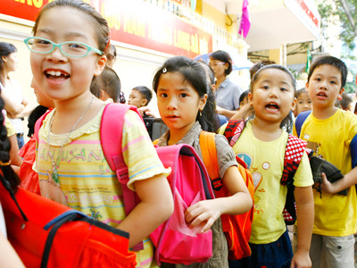 Niềm vui của bé, nỗi lo của mẹ cha Ảnh: Hồng Vĩnh