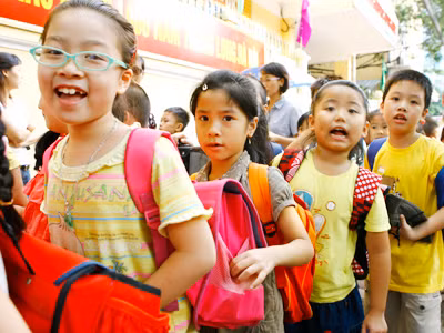 Niềm vui của bé, nỗi lo của mẹ cha Ảnh: Hồng Vĩnh