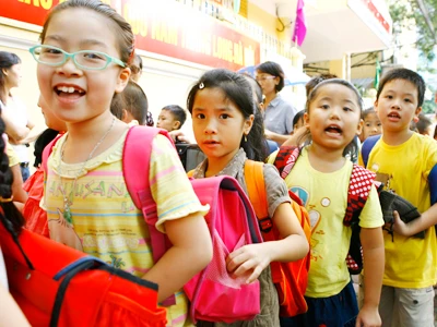 Niềm vui của bé, nỗi lo của mẹ cha Ảnh: Hồng Vĩnh