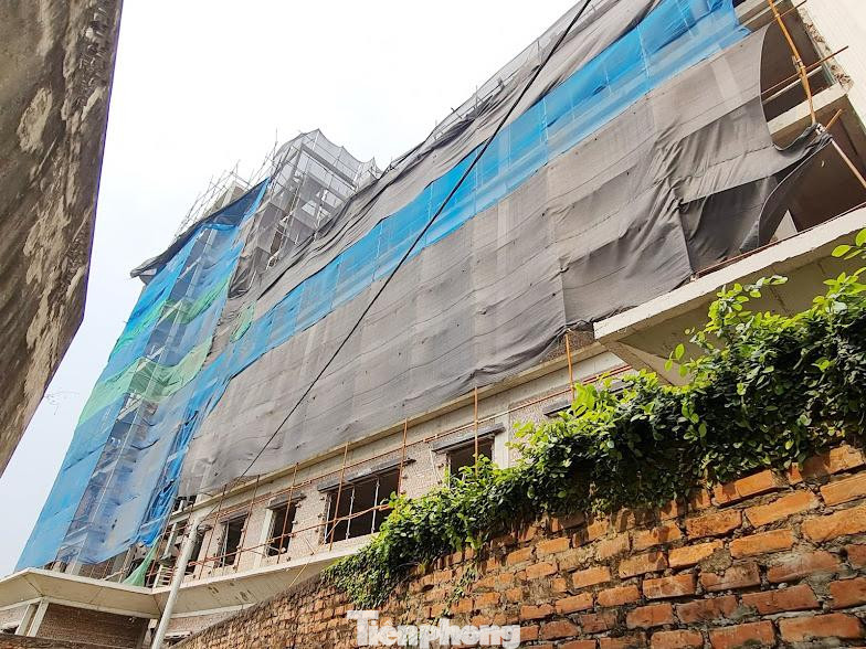 Trao đổi với PV, đại diện UBND thị xã Sơn Tây cho biết đã báo cáo Sở Xây dựng, UBND TP về hướng xử lý trường hợp này. “Để xảy ra vi phạm có sự buông lỏng quản lý của cán bộ cấp xã. Có 2 phương án xử lý công trình, một là cưỡng chế tòa nhà khôi phục nguyên trạng đất ban đầu; hai là có thể cho đóng phạt diện tích tăng thêm”, đại diện UBND thị xã Sơn Tây thông tin.