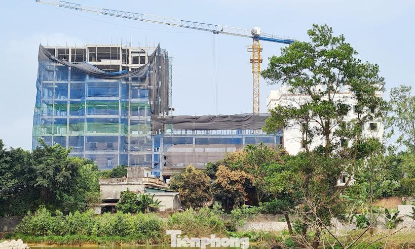 Được biết, ngày 10/3, Đoàn kiểm tra của UBND thị xã Sơn Tây có báo cáo liên quan đến những sai phạm về đất đai, xây dựng tại công trình ở thôn Đồi Vua. Tại báo cáo, Đoàn kiểm tra đề nghị kiểm điểm trách nhiệm đối với ông Nguyễn Duy Cường – Chủ tịch UBND xã Sơn Đông, ông Nguyễn Thanh Hà – Trưởng Phòng Tài nguyên và Môi trường thị xã Sơn Tây, ông Phạm Ngọc Vũ – nguyên Đội trưởng Đội quản lý trật tự xây dựng đô thị thị xã Sơn Tây.