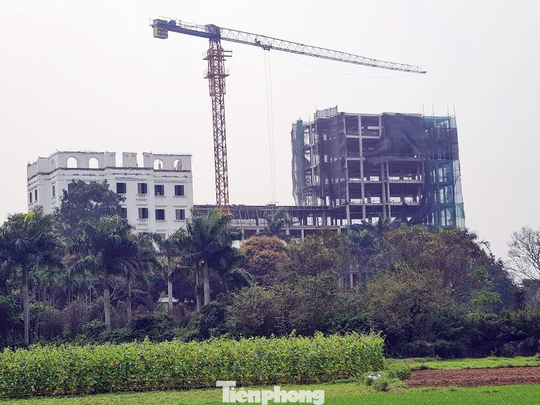 Chỉ được cấp phép xây nhà trên khu đất ở nhưng chủ đầu tư công trình tại thôn Đồi Vua (xã Sơn Đông, thị xã Sơn Tây, Hà Nội) ngang nhiên xây thêm công trình có quy mô "khủng" cao đến 9 tầng trên đất trồng cây lâu năm.