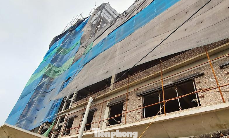 Trong khi đó, đại diện UBND thị xã Sơn Tây cho biết, bà Hoàng Thanh Bình - chủ công trình sai phạm tại thôn Đồi Vua (xã Sơn Đông) có đơn gửi cơ quan chức năng cho rằng, nếu khôi phục nguyên trạng tình trạng ban đầu của thửa đất sẽ gây thiệt hại tốn kém rất lớn cho gia đình và lãng phí rất lớn cho xã hội. Do đó, chủ công trình kiến nghị được giữ nguyên hiện trạng để làm thủ tục chuyển mục đích.