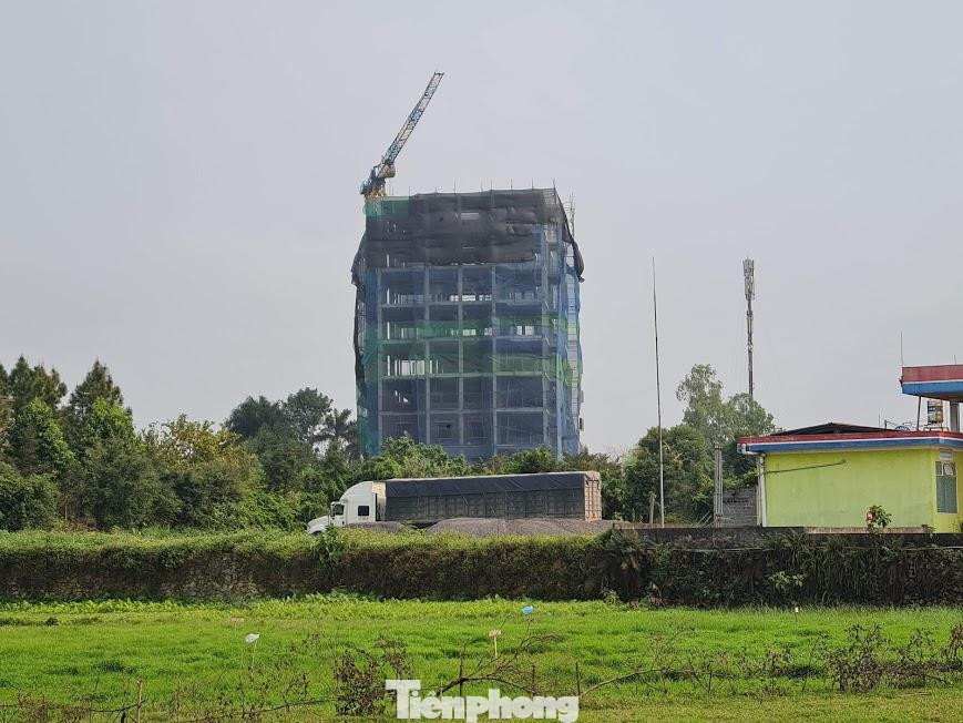 Về việc này, ông Nguyễn Duy Cường - Chủ tịch xã Sơn Đông cho rằng, chủ đầu tư công trình đang xin phép xây dựng những hạng mục không vi phạm. “Theo chỉ đạo của thị xã Sơn Tây là yêu cầu tuyệt đối không được phép xây dựng nhưng hiện tại chủ đầu tư đang có ý kiến, những phần nào mà xây dựng trên phần đất trồng cây lâu năm thì đình chỉ không xây dựng còn những phần nào xây dựng công trình được cấp phép ở trên phần đất ở họ không sai thì họ vẫn tiếp tục thi công”, ông Cường lý giải.