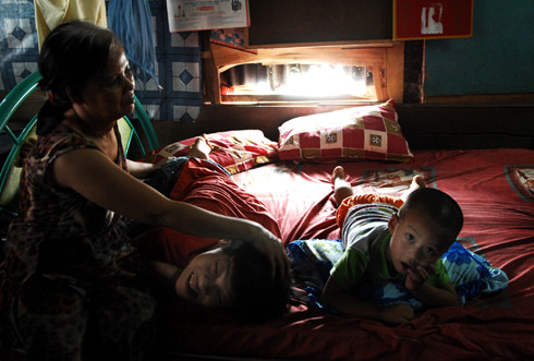 Không gian chính trong nhà là chiếc giường với ánh sáng hắt từ 