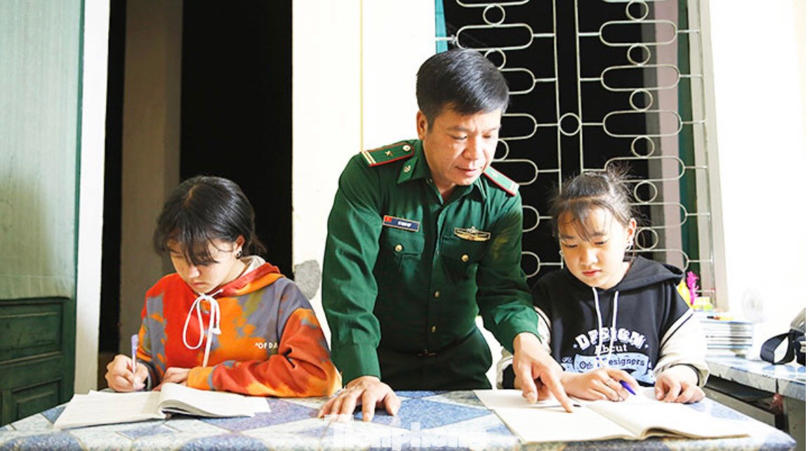 Cán bộ Đồn Biên phòng Phó Bảng hướng dẫn các con học tập.