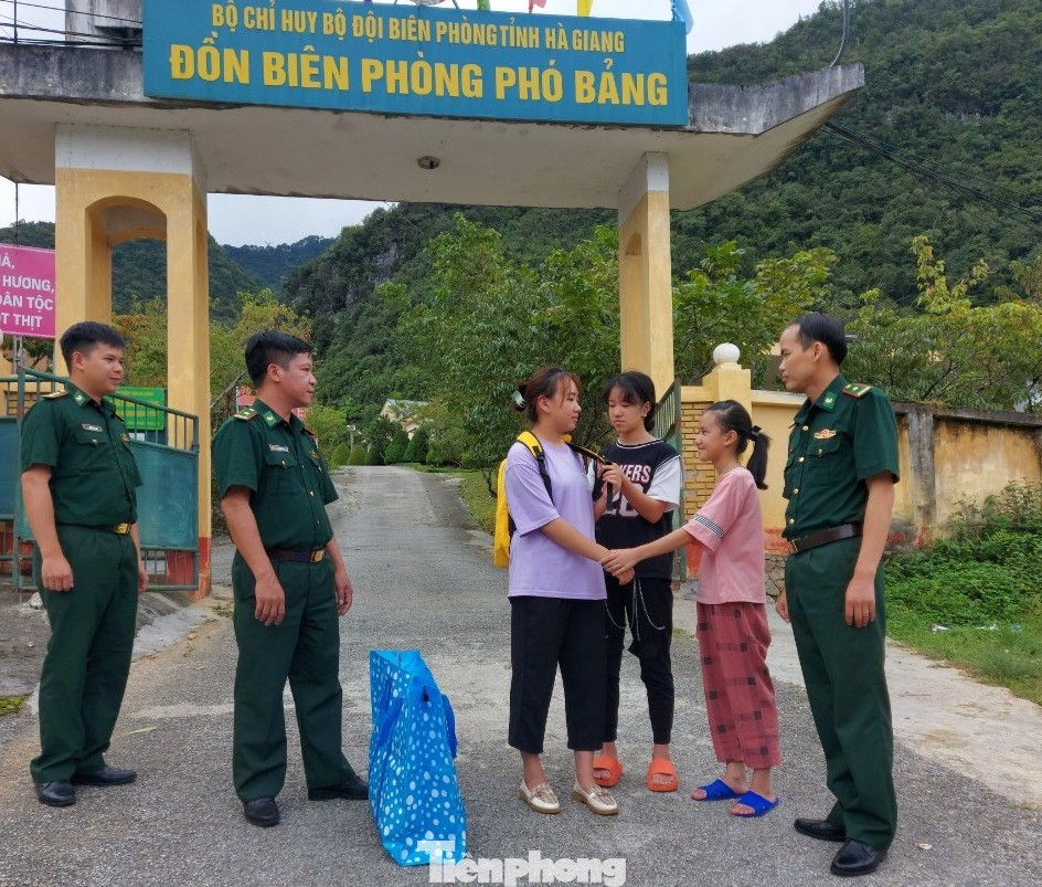 Cán bộ Đồn Biên phòng Phó Bảng và 2 em Vàng Thị Sáu, Vàng Thị Chở tiễn chị Vàng Thị Chá lên trường.