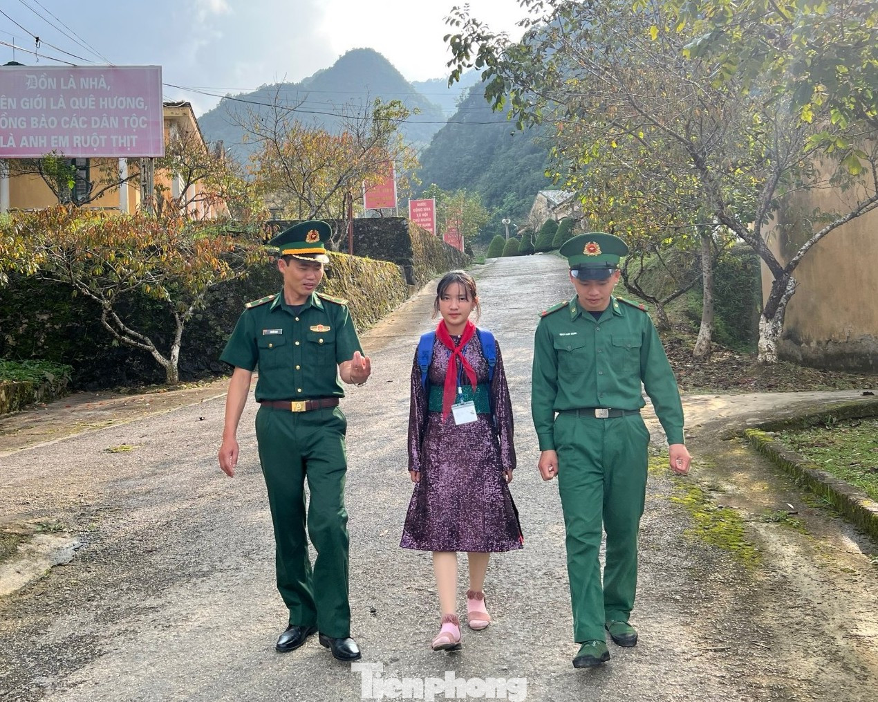 Cán bộ, chiến sĩ cùng Vàng Thị Chở đến trường.