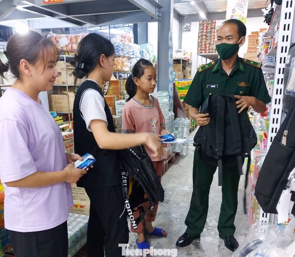 Cán bộ Đồn Biên phòng Phó Bảng đưa ba chị em đi mua sắm đồ dùng học tập.