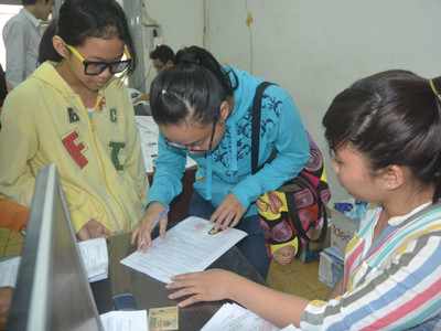 Thí sinh nhận giấy báo dự thi tại cơ quan đại diện Bộ GD&ĐT tại TPHCM ngày 1/7. Ảnh: Quang Phương. Thí sinh nhận giấy báo dự thi tại cơ quan đại diện Bộ GD&ĐT tại TPHCM ngày 1/7. Ảnh: Quang Phương