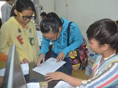 Thí sinh nhận giấy báo dự thi tại cơ quan đại diện Bộ GD&ĐT tại TPHCM ngày 1/7. Ảnh: Quang Phương